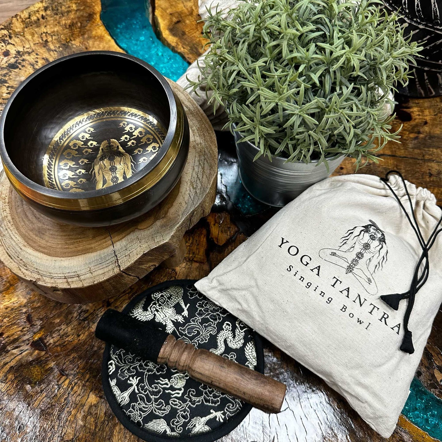 Rankomis kalintas ir graviruotas dainuojantis dubuo - Yogi 14 cm 835 g