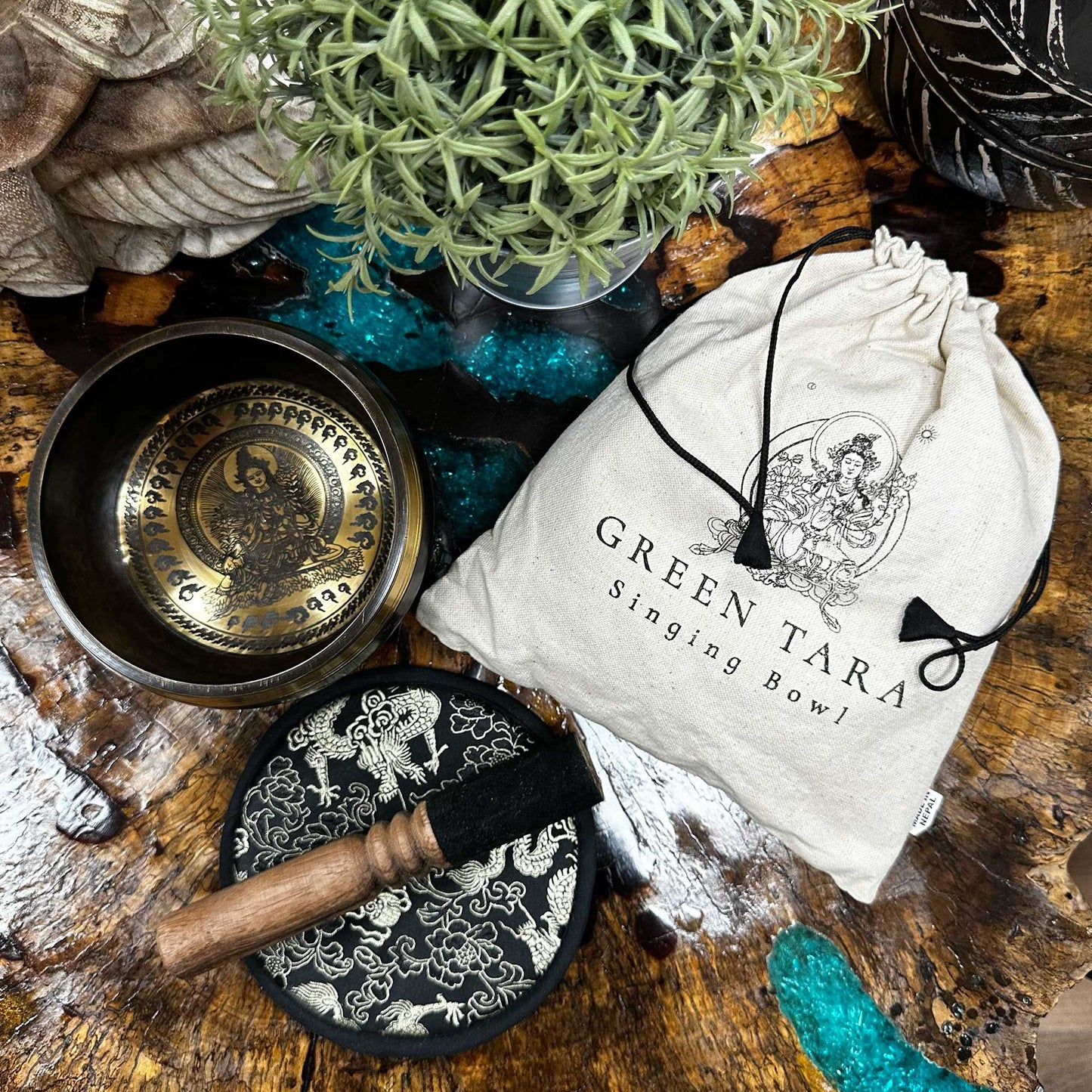 Rankomis kalintas ir graviruotas dainuojantis dubuo - žalia Tara 14 cm 835 g