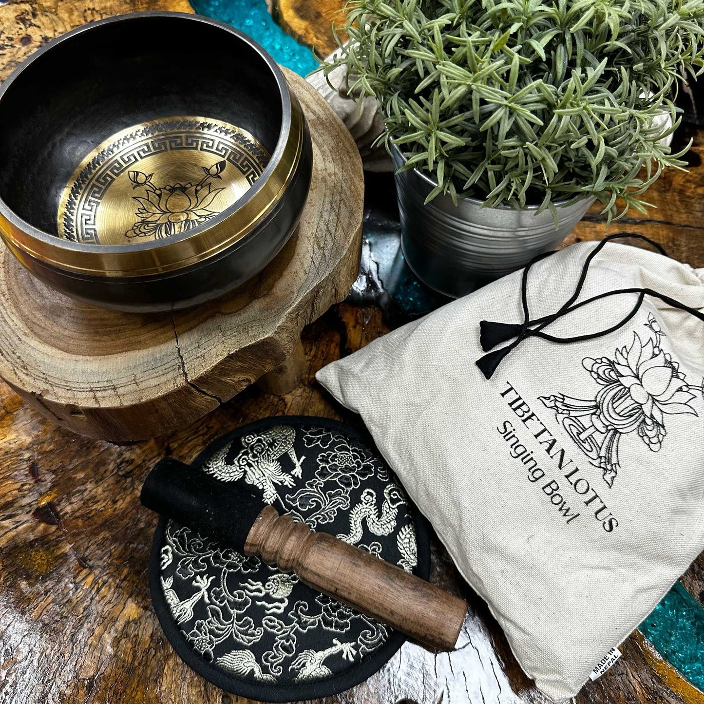 Rankomis kalintas ir graviruotas dainuojantis dubuo - lotoso žiedas 14 cm 835 g