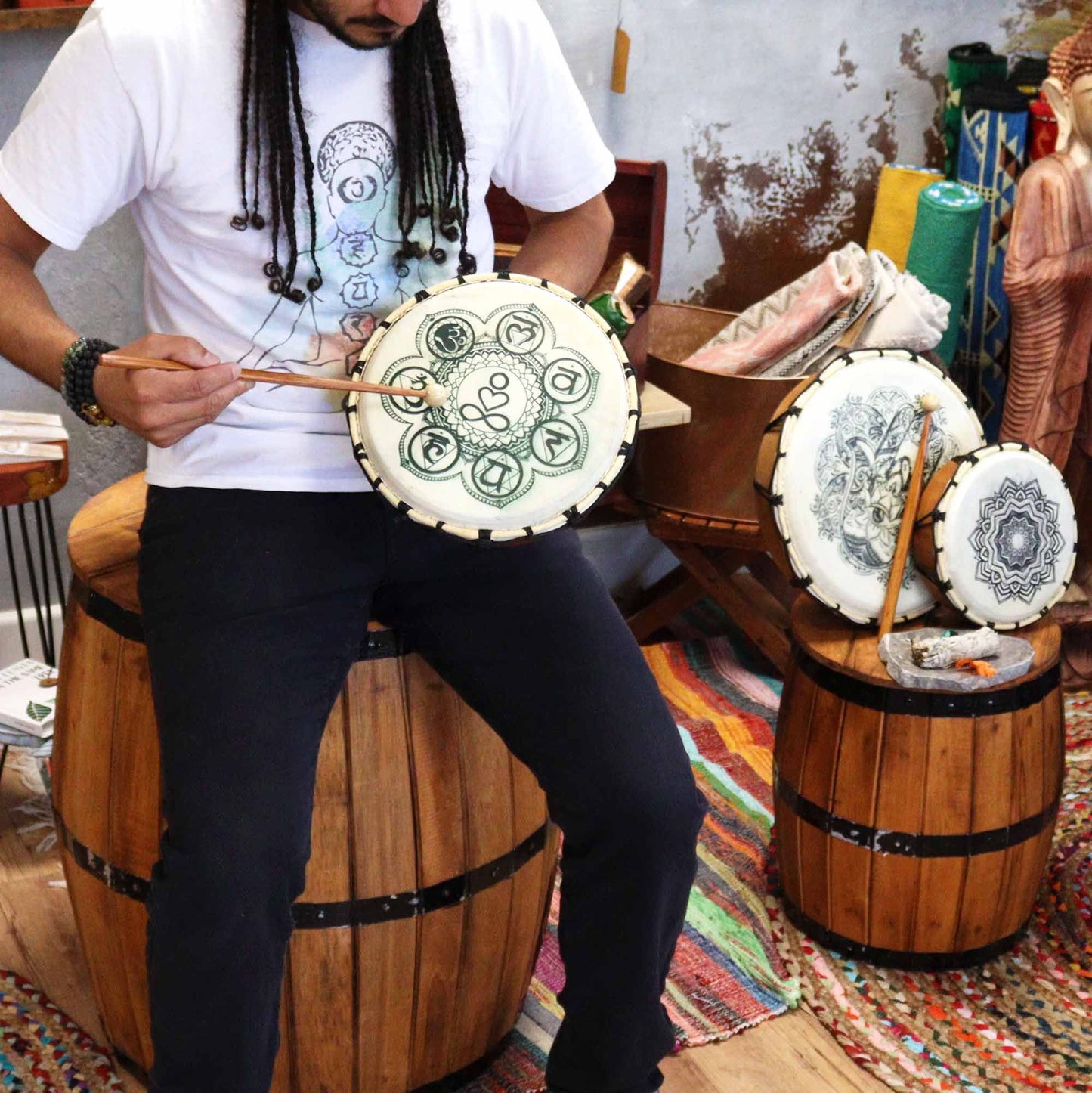 Čakrų šamanų būgnas su lazdelėmis - 25 cm